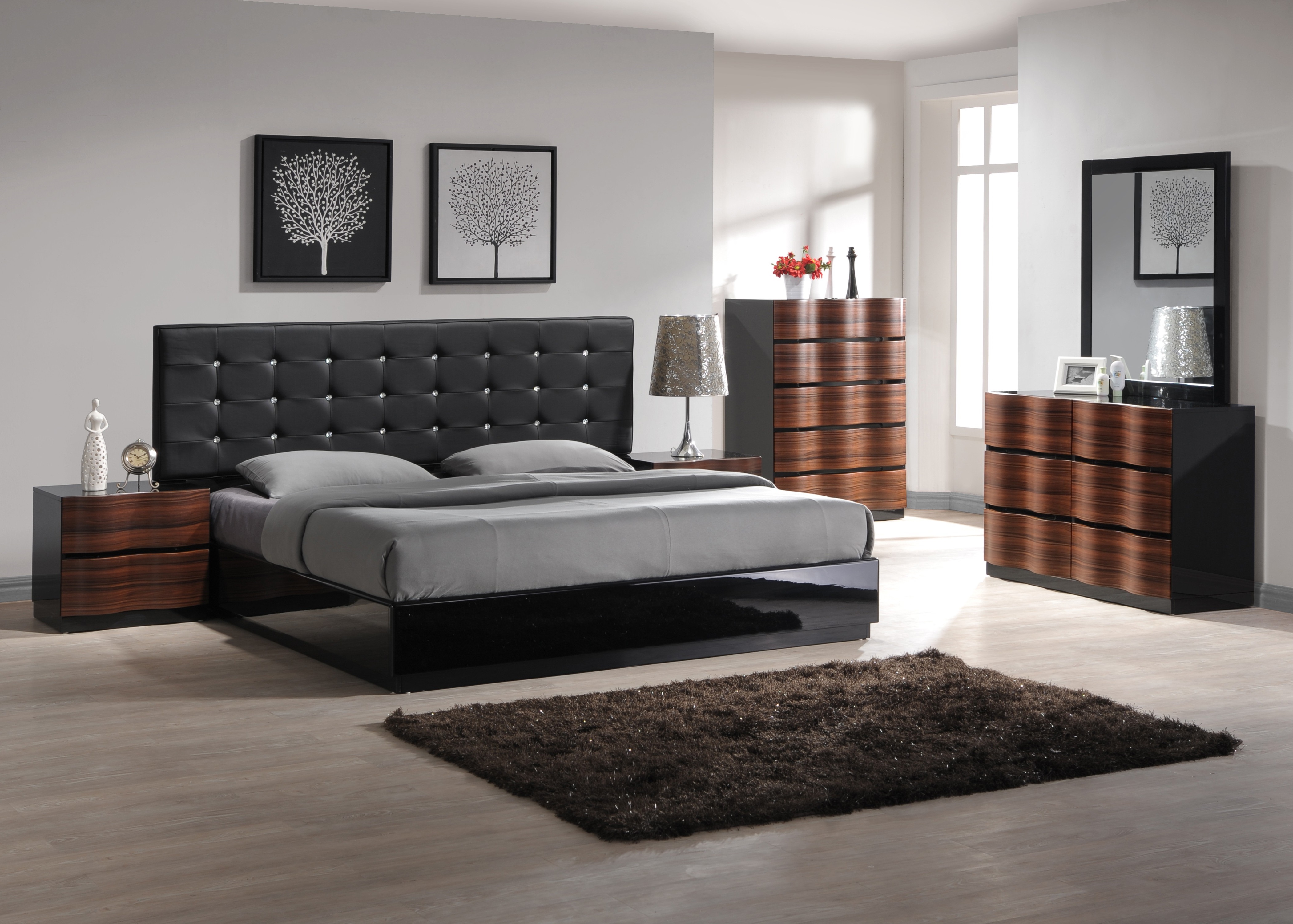 Рейтинг производителей кроватей. Ashley Furniture кровать черная. Кровать Модерн - стиль. Кровать в интерьере спальни. Спальня в стиле Модерн.