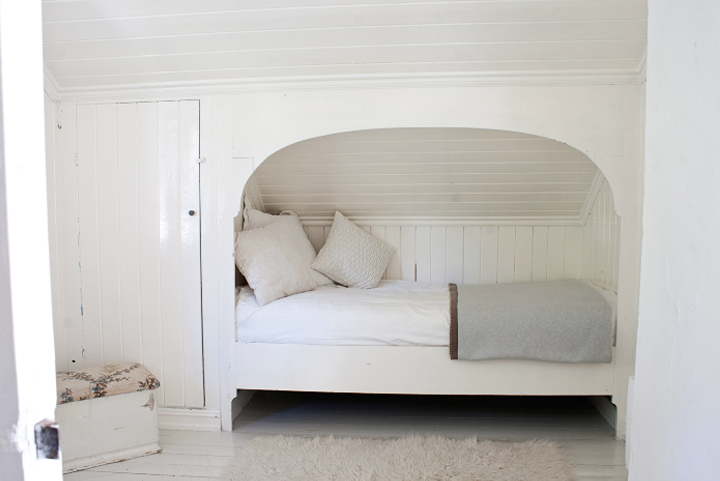 Уютная кровать  в нише - альков фото